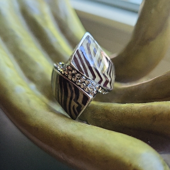 Silver Zebra Pattern Ring - Picture 4 of 6